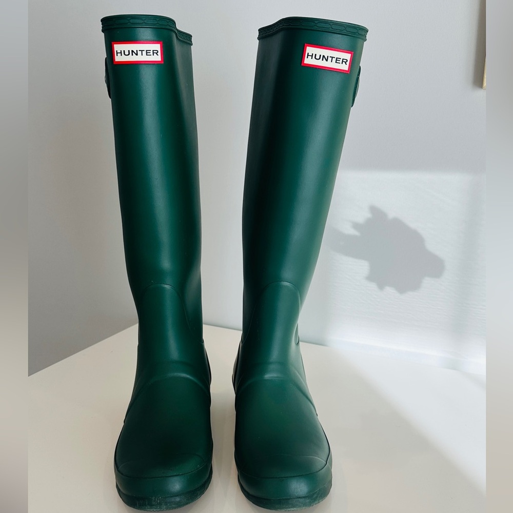 Tall Green Matte Hunter boots in size 8